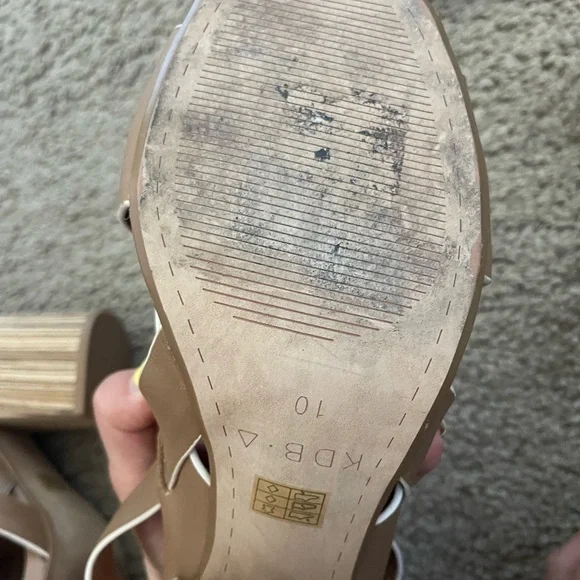 Heels with criss cross toe strap and striped thick heel - Picture 4 of 7